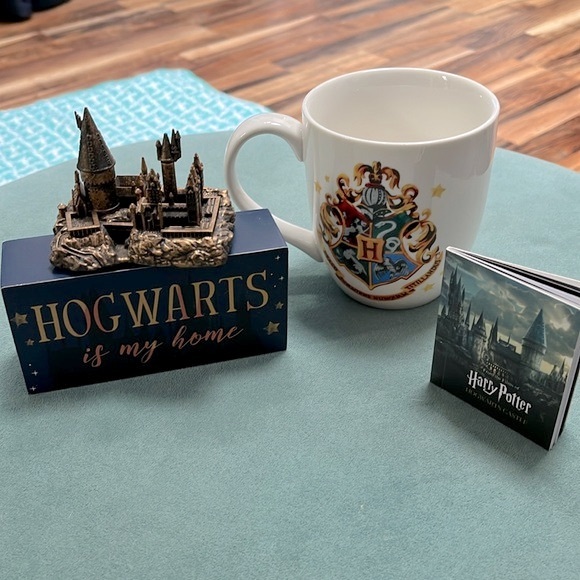 Harry Potter Hogwarts desk accessories castle mug sticker book and sign - Picture 12 of 12